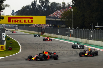 Daniel Ricciardo, Red Bull Racing RB14, voor Max Verstappen, Red Bull Racing RB14, Lewis Hamilton, Mercedes AMG F1 W09, Sebastian Vettel, Ferrari SF71H, tijdens de formatieronde