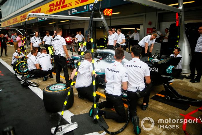 Mercedes AMG F1 W09 team practican una pit stop practice