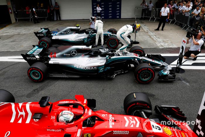 Lewis Hamilton, Mercedes AMG F1, celebra su pole position  y Valtteri Bottas, Mercedes AMG F1 W09. y Sebastian Vettel, Ferrari SF71H. 