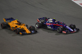 Pierre Gasly, Toro Rosso STR13 and Stoffel Vandoorne, McLaren MCL33