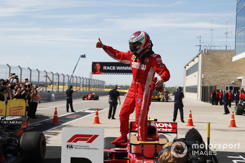 Kimi Raikkonen, Ferrari celebra en el Parc Ferme después de ganar la carrera.