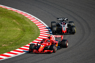 Kimi Raikkonen, Ferrari SF71H, precede Romain Grosjean, Haas F1 Team VF-18