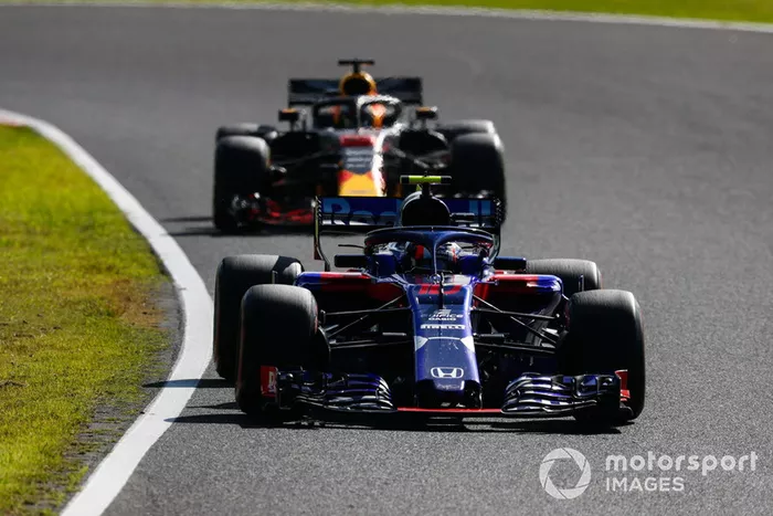 Pierre Gasly, Scuderia Toro Rosso STR13, y Daniel Ricciardo, Red Bull Racing RB14