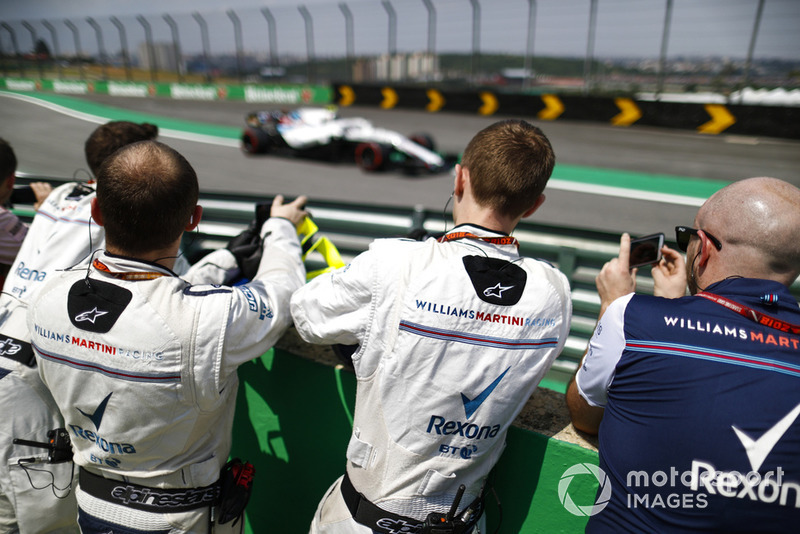Los miembros del equipo Williams fotografían a Sergey Sirotkin, Williams FW41 Mercedes