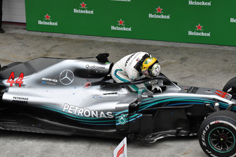 Lewis Hamilton, Mercedes-AMG F1 W09 EQ Power+ fête sa victoire dans le Parc Fermé