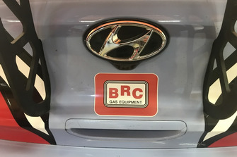 Hyundai i30 N TCR, dettaglio dei loghi Hyundai e BRC Racing Team