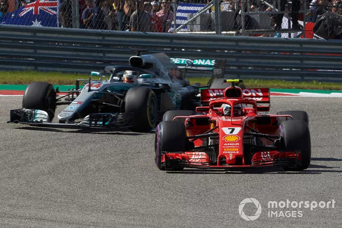 Kimi Raikkonen, Ferrari SF71H, y Lewis Hamilton, Mercedes AMG F1 W09 EQ Power+