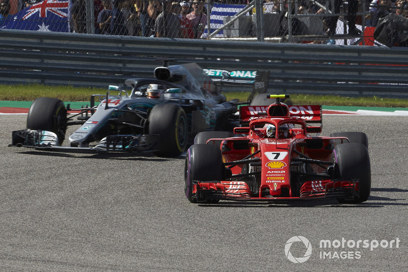 Kimi Raikkonen, Ferrari SF71H, y Lewis Hamilton, Mercedes AMG F1 W09 EQ Power+