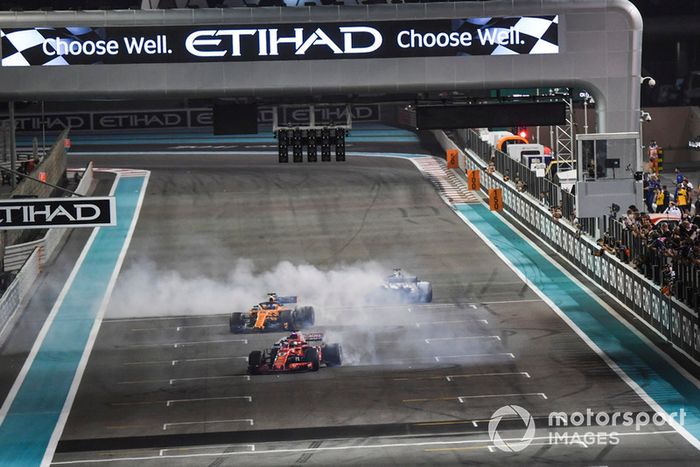 Lewis Hamilton, Mercedes-AMG F1 W09, Sebastian Vettel, Ferrari SF71H y Fernando Alonso, McLaren MCL33 hacen donuts al final de la carrera
