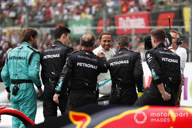 Lewis Hamilton, Mercedes AMG F1, fête son cinquième titre avec son équipe