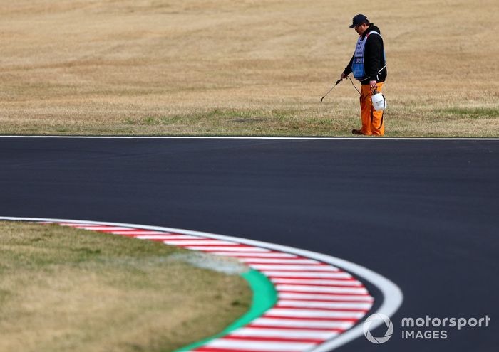 Los alguaciles intentan humedecer la hierba