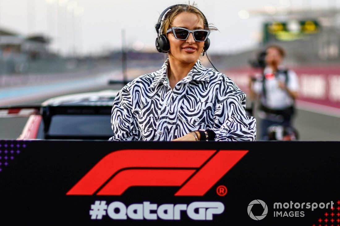 DJ występuje na siatce 