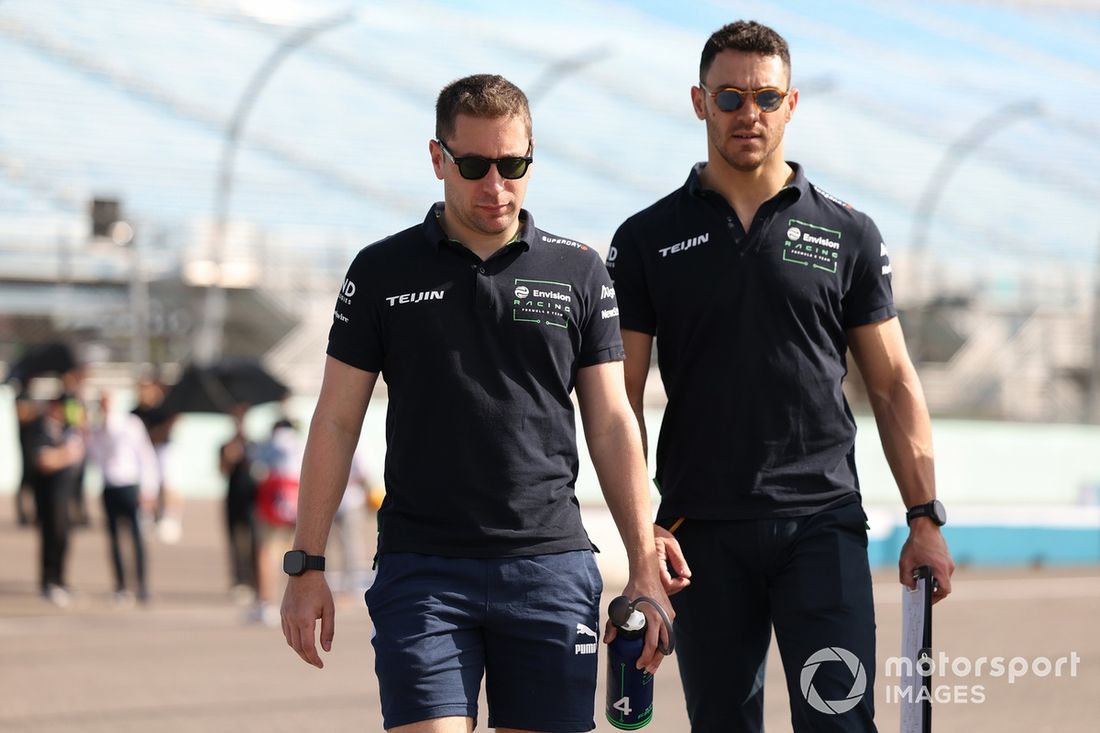 Robin Frijns, Envision Racing, recorre la pista con los miembros del equipo