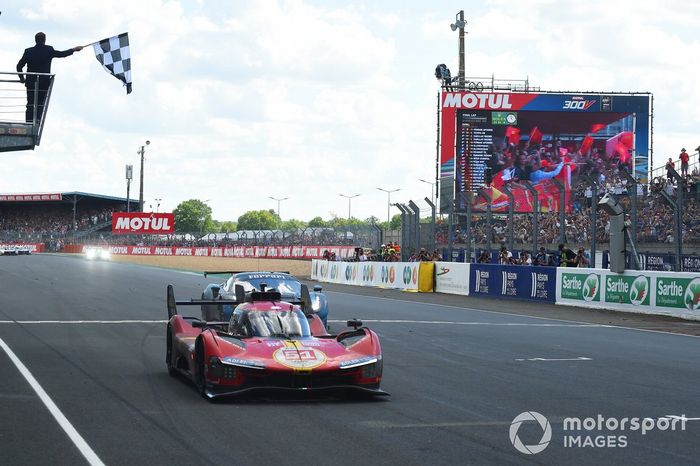 #51 Ferrari AF Corse Ferrari 499P de Alessandro Pier Guidi, James Calado, Antonio Giovinazzi toma la bandera a cuadros