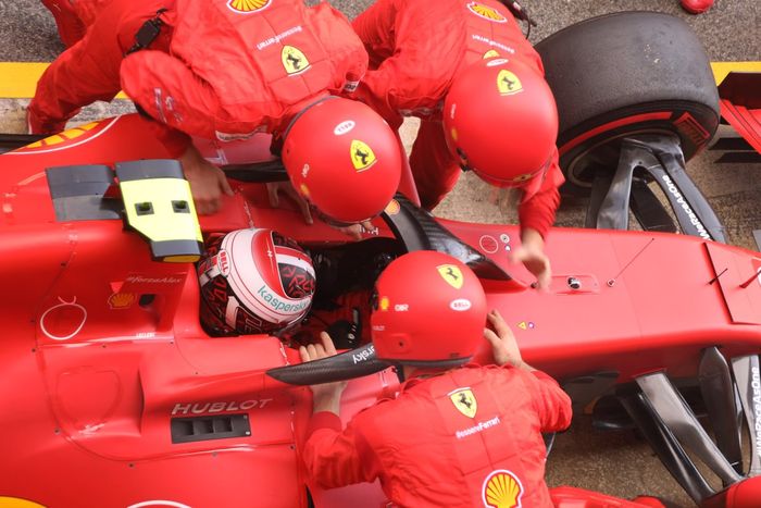Charles Leclerc, Ferrari SF1000 en pits por un problema en su monoplaza 