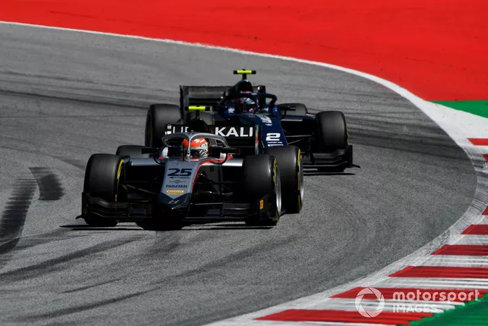 Luca Ghiotto, Hitech Grand Prix, precede Dan Ticktum, Dams