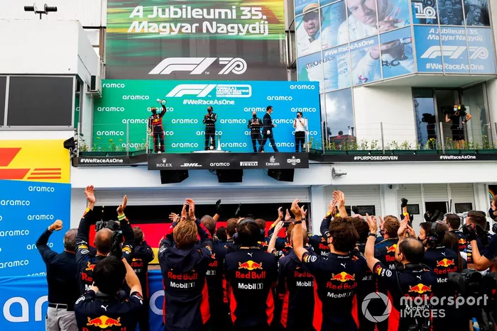 Podio: ganador Lewis Hamilton, Mercedes-AMG Petronas F1, segundo lugar Max Verstappen, Red Bull Racing y el tercer lugar Valtteri Bottas, Mercedes-AMG Petronas F1