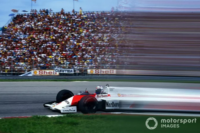 5.- Alain Prost: 12477 km