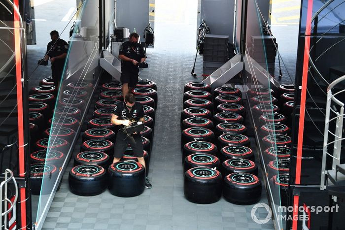 Miembros de Mercedes trabajan con los neumáticos Pirelli