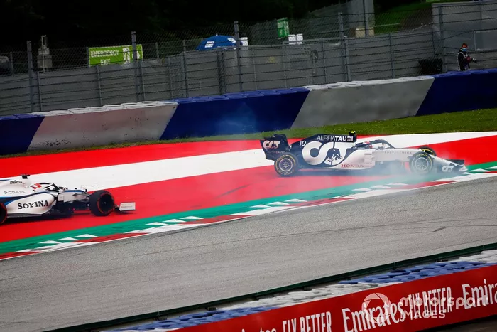 Daniil Kvyat, AlphaTauri AT01, trompea delante George Russell, Williams FW43