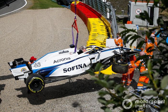 Monoplaza de George Russell, Williams FW43 es retirado después del choque