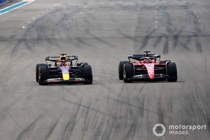 Max Verstappen, Red Bull Racing, adelanta a Charles Leclerc, Ferrari