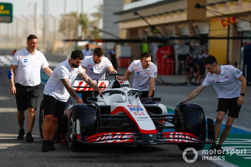 Mecánicos en pit lane con el coche de Pietro Fittipaldi, Haas VF-22

