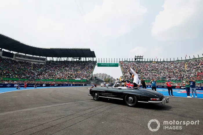Lewis Hamilton, Mercedes AMG, George Russell, Mercedes AMG, saludan al público en el desfile de pilotos
