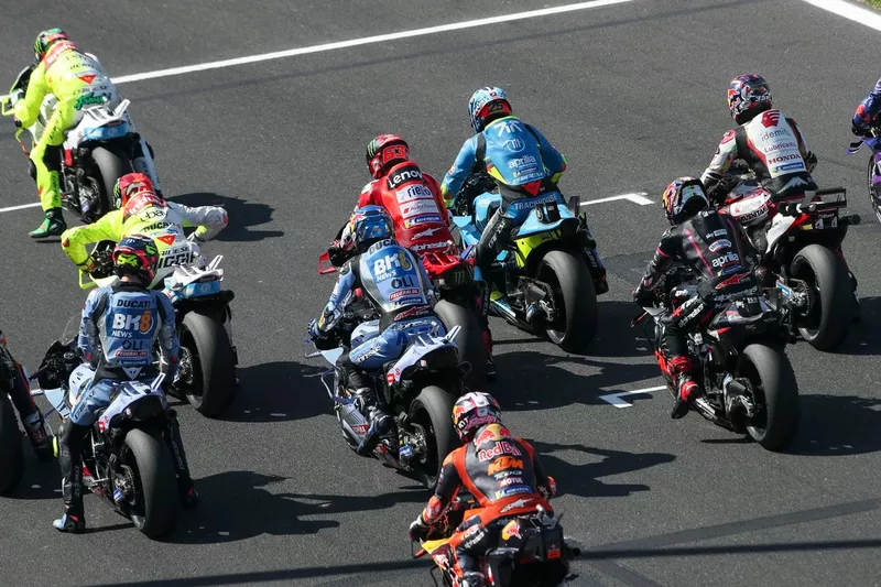 Les pilotes MotoGP s'entraînent à prendre le départ lors des essais avant le MotoGP de Saint-Marin.