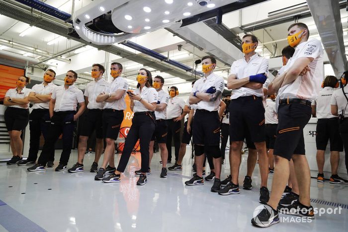 El equipo McLaren sigue la acción en los monitores durante la clasificación