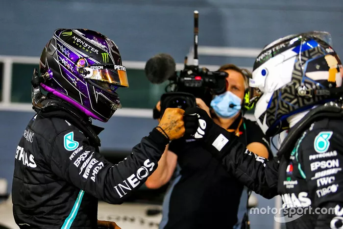 Ganador de la pole Lewis Hamilton, Mercedes, segundo Valtteri Bottas, Mercedes