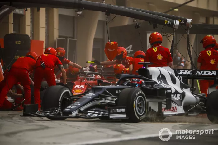 Yuki Tsunoda, AlphaTauri AT02 and Carlos Sainz Jr., Ferrari SF21 