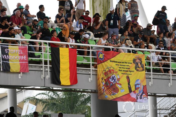 Aficionados con banderas