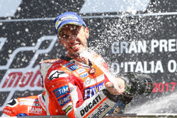Подиум: победитель гонки Андреа Довициозо, Ducati Team
