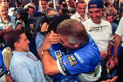 Ganador de la carrera Micheal Schumacher, Benetton, celebra con su manager Willi Weber y Flavio Bria
