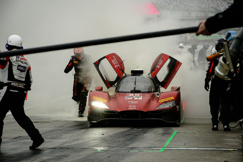 #55 Mazda Motorsports Mazda DPi: Jonathan Bomarito, Tristan Nunez, Spencer Pigot, fugo en los pits