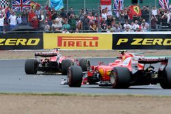 Sebastian Vettel, Ferrari SF70H, con un pinchazo y Kimi Raikkonen, Ferrari SF70H