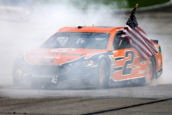 Brad Keselowski, Team Penske Ford, celebra