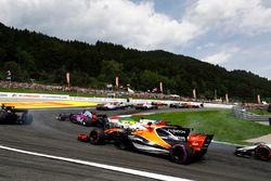 Felipe Massa, Williams FW40, Stoffel Vandoorne, McLaren MCL32, en la arrancada