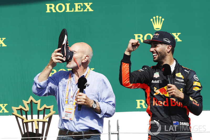 Сэр Патрик Стюарт пьет шампанское из ботинка гонщика Red Bull Racing Даниэля Риккардо
