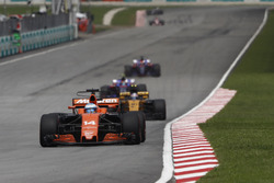 Фернандо Алонсо, McLaren MCL32, Джоліон Палмер, Renault Sport F1 Team RS17