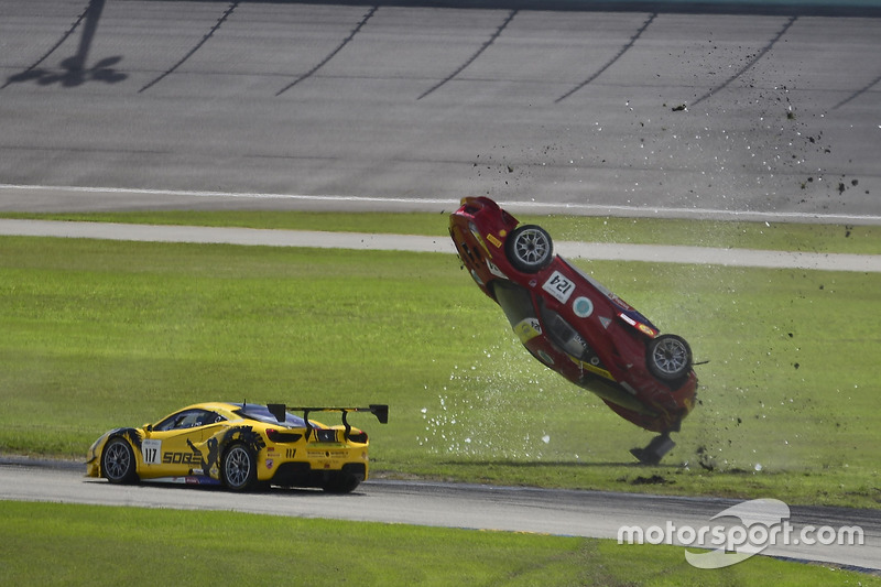 Авария: Жером Якалоне (№124, Ferrari of Long Island, Ferrari 488 Challenge)