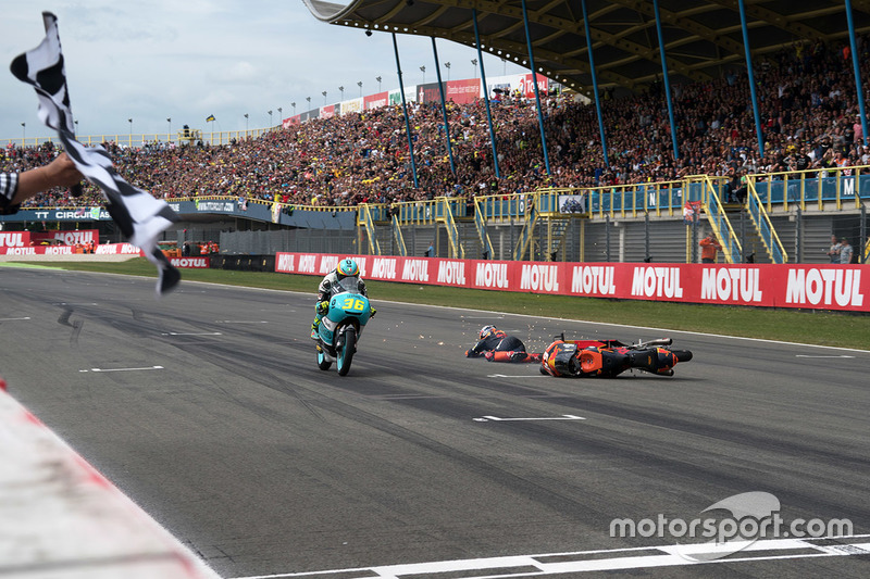 Joan Mir, Leopard Racing, Bo Bendsneyder, Red Bull KTM Ajo caída