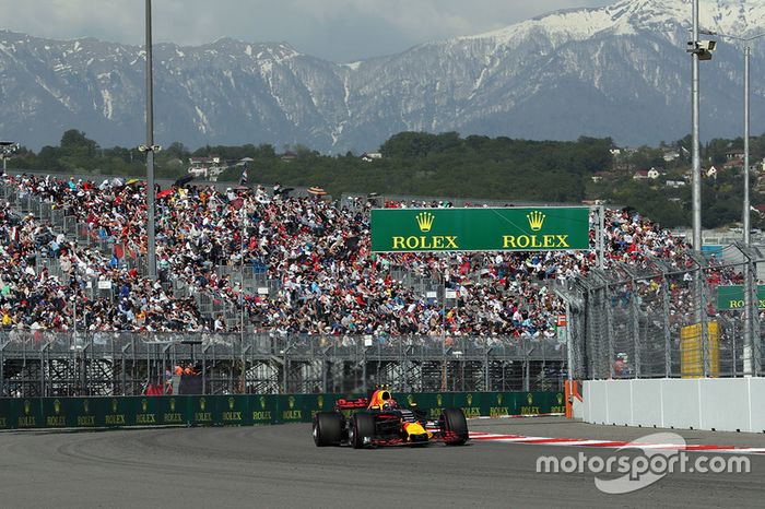 Max Verstappen se redimiu do resultado abaixo do esperado na classificação e foi o 'melhor do resto', terminando em quinto.