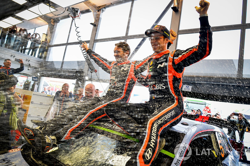 I vincitori Thierry Neuville, Nicolas Gilsoul, Hyundai Motorsport