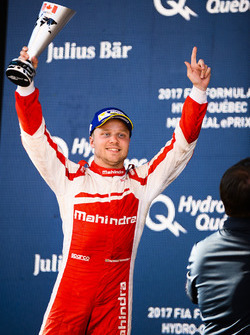 Felix Rosenqvist, Mahindra Racing, celebra en el podio