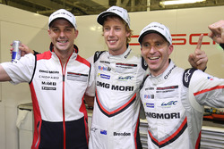 Володарі поулу Тімо Бернхард, Ерл Бембер, Брендон Хартлі, Porsche Team