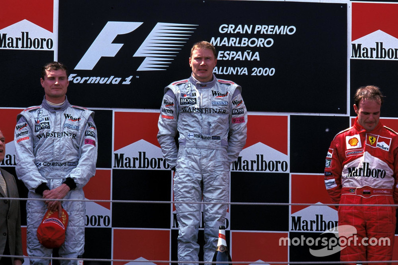 Podium : le deuxième, David Coulthard, McLaren, le vainqueur Mika Hakkinen, McLaren, le troisième, Rubens Barrichello, Ferrari