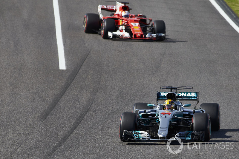 Lewis Hamilton, Mercedes AMG F1 W08, Sebastian Vettel, Ferrari SF70H