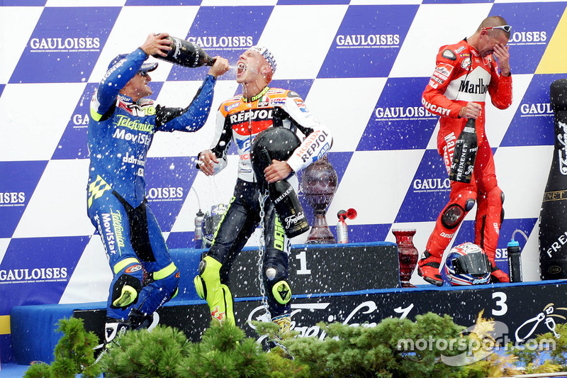 Podio: ganador de la carrera Valentino Rossi, segundo lugar Sete Gibernau, Honda, tercer lugar Troy Bayliss, Ducati